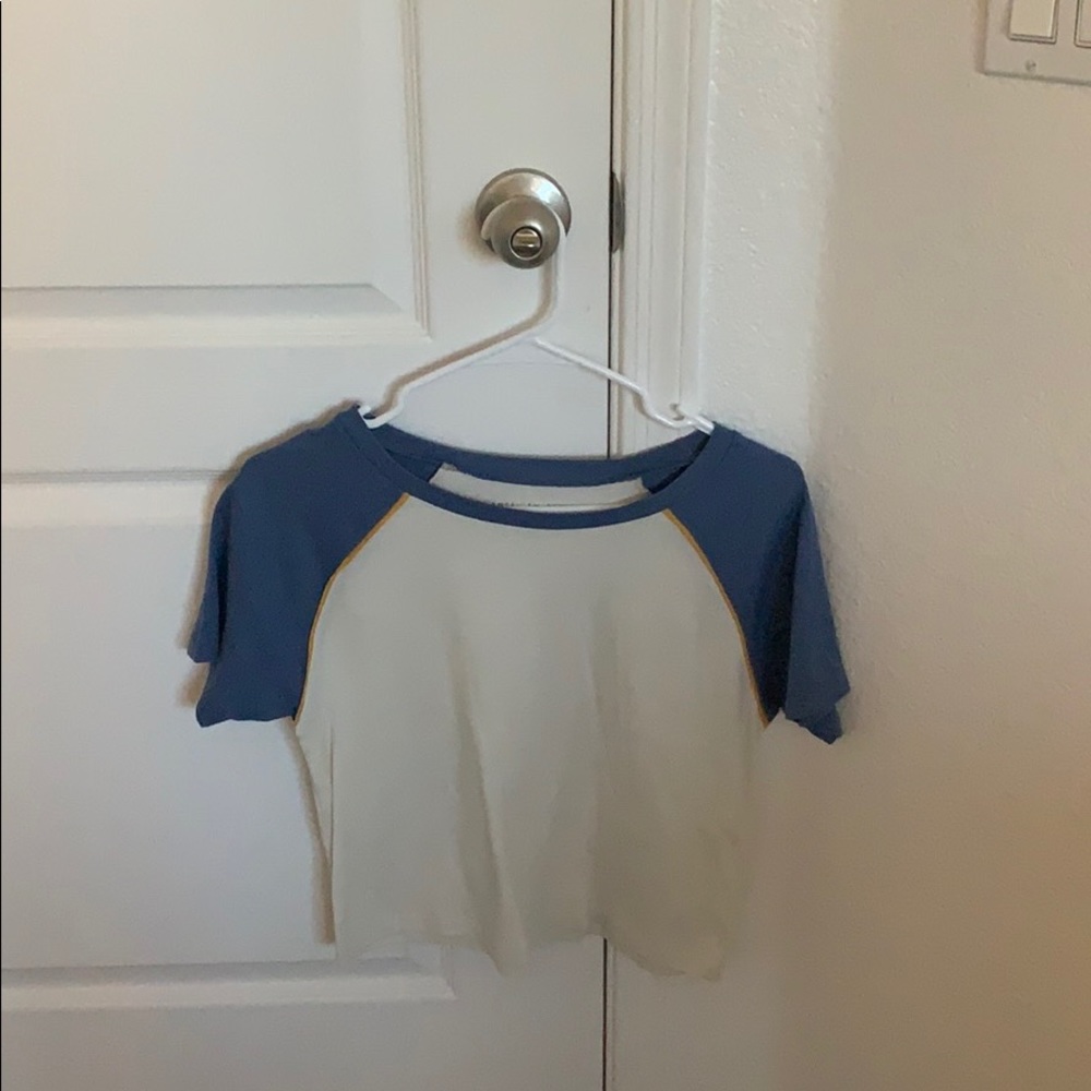 AMERICAN EAGLE blue yellow & white tee!